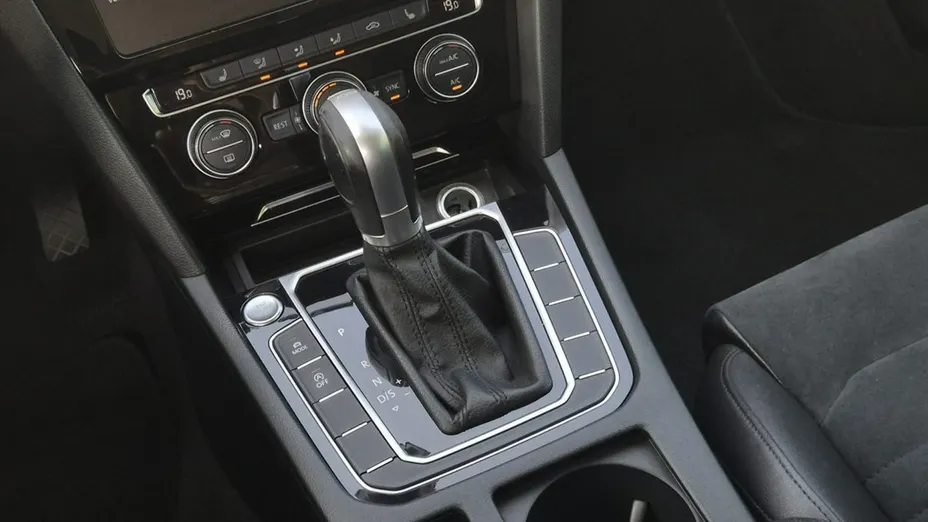 VOLKSWAGEN Passat -
