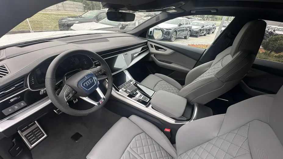AUDI Q8 -