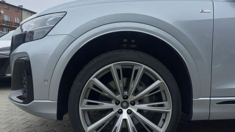 AUDI Q8 -