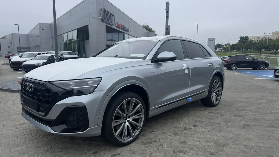 AUDI Q8 -