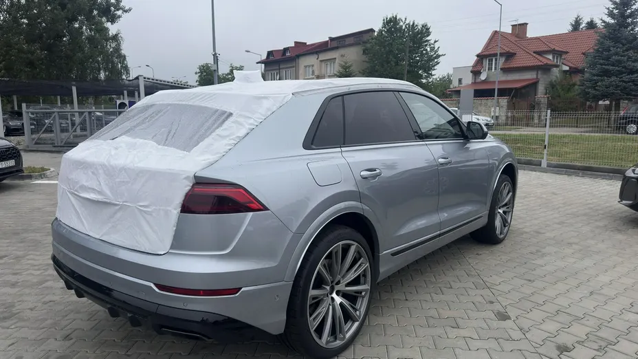 AUDI Q8 -