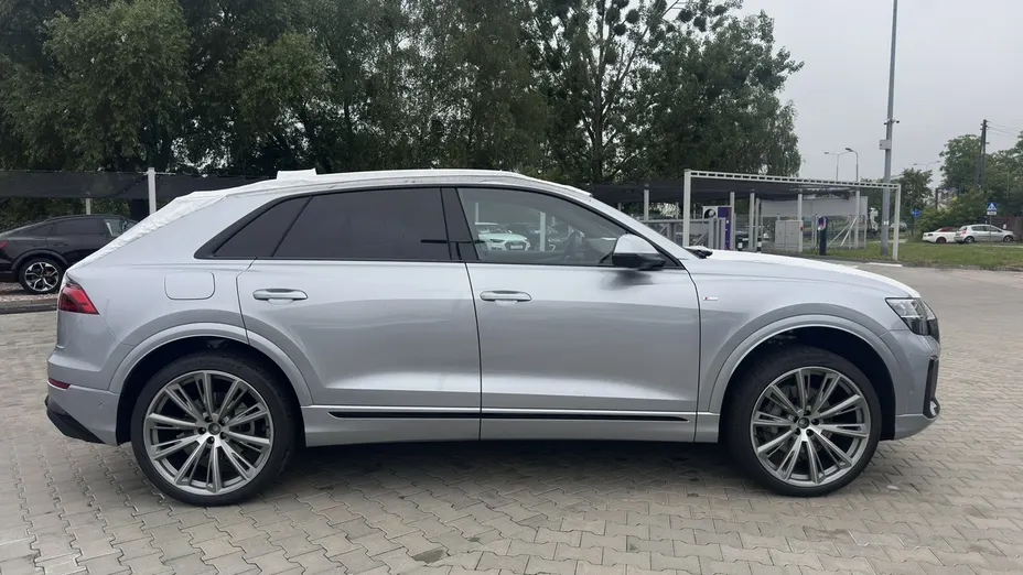 AUDI Q8 -
