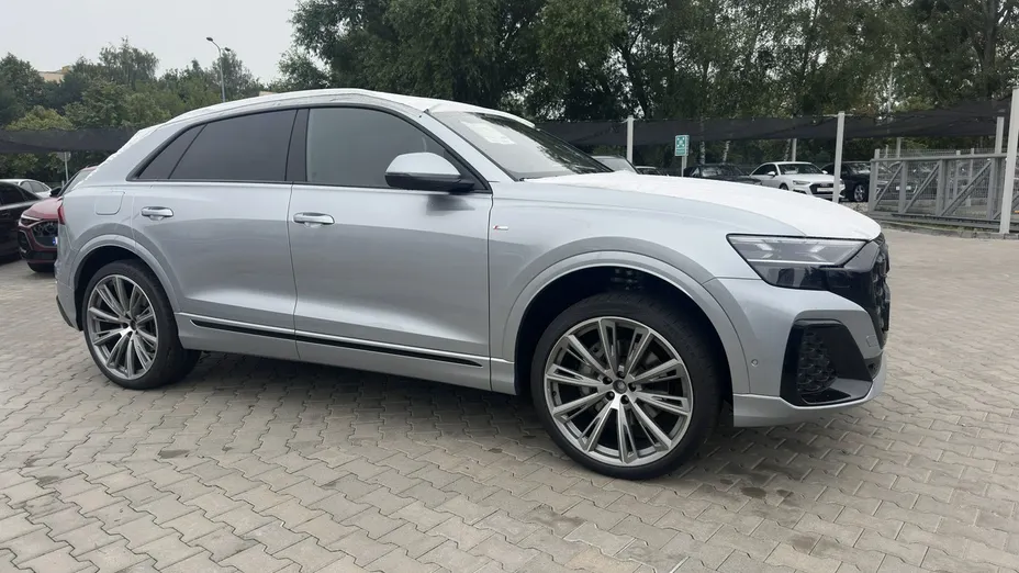 AUDI Q8 -