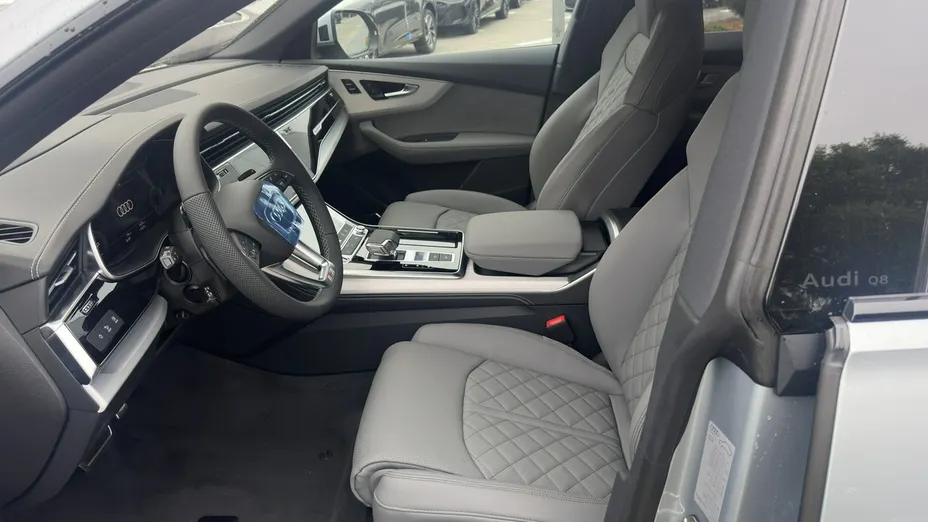 AUDI Q8 -