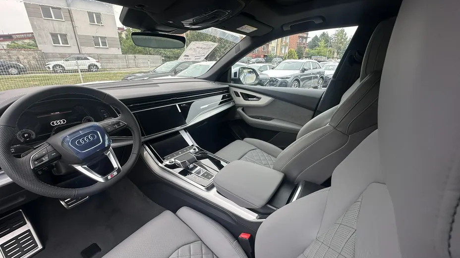AUDI Q8 -