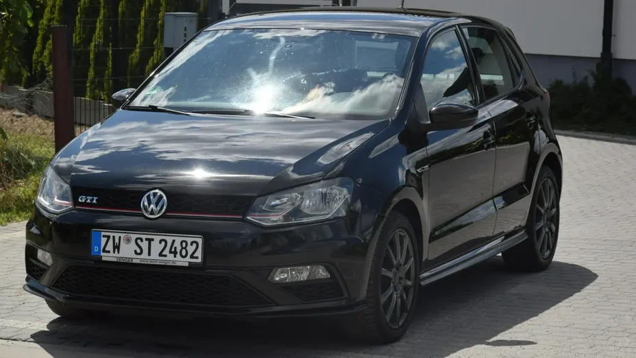 VOLKSWAGEN Polo -