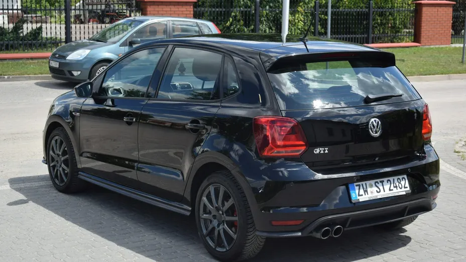 VOLKSWAGEN Polo -