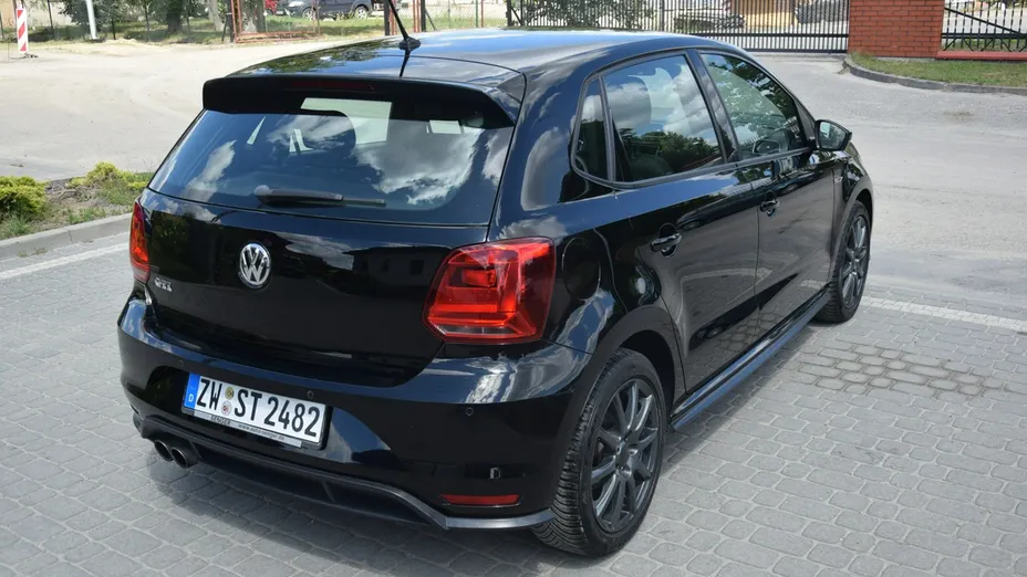 VOLKSWAGEN Polo -