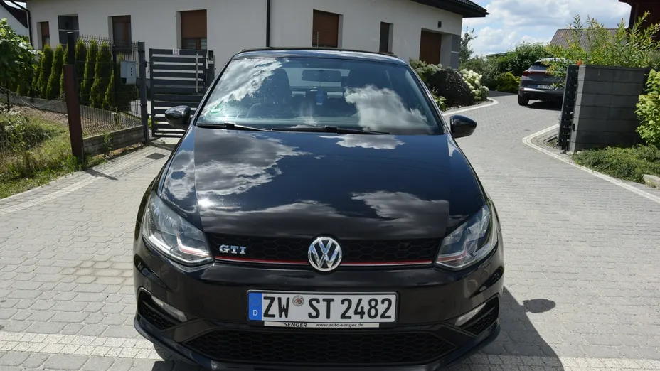 VOLKSWAGEN Polo -