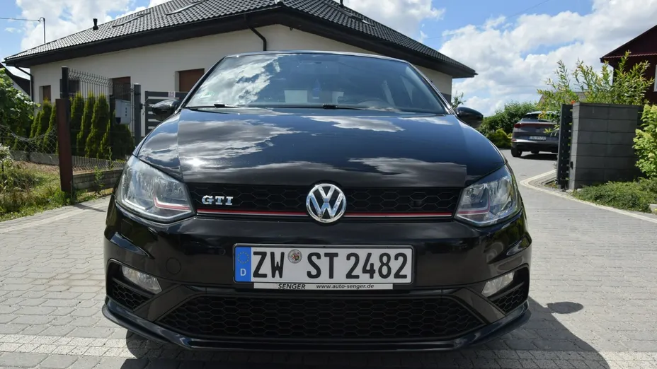 VOLKSWAGEN Polo -