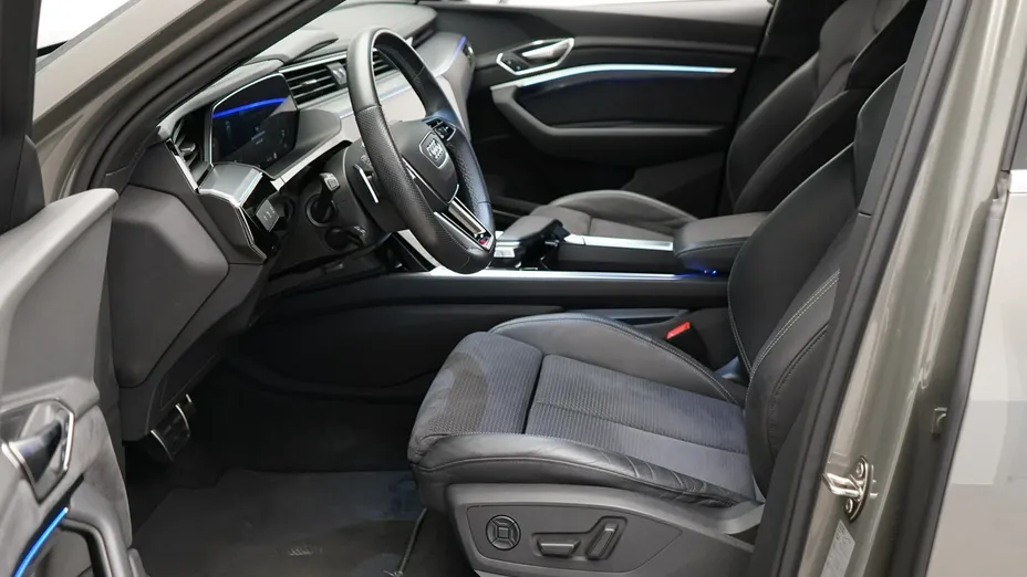 AUDI Q8 Sportback e-tron -
