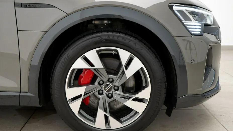 AUDI Q8 Sportback e-tron -