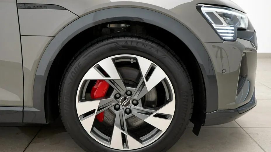 AUDI Q8 Sportback e-tron -