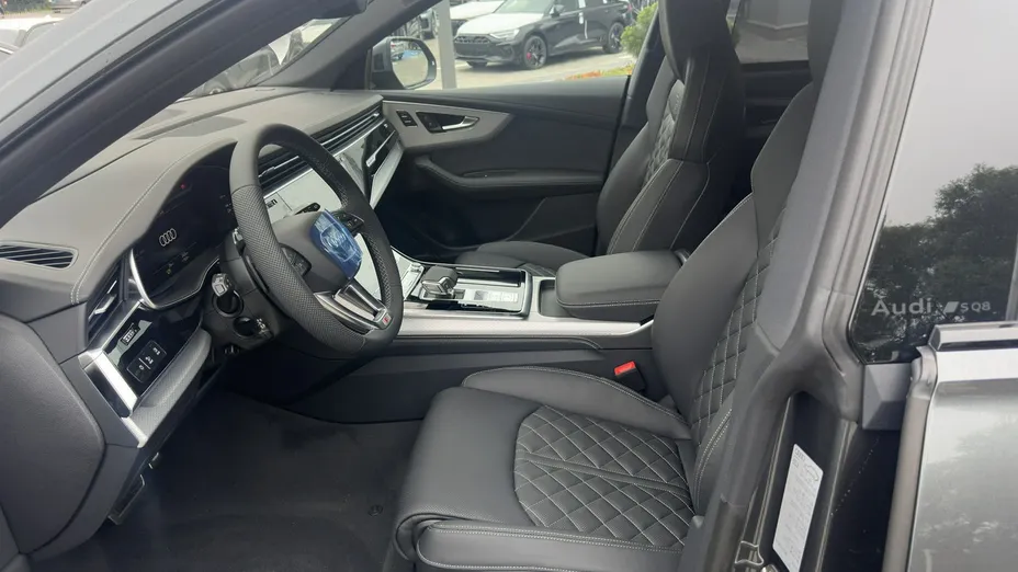 AUDI SQ8 -