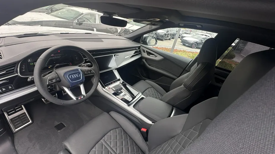 AUDI SQ8 -