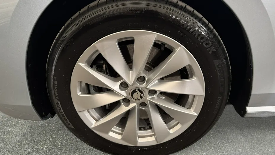 SKODA Superb -