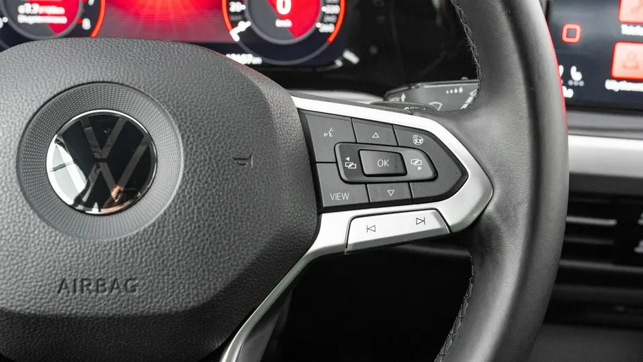 VOLKSWAGEN Golf -