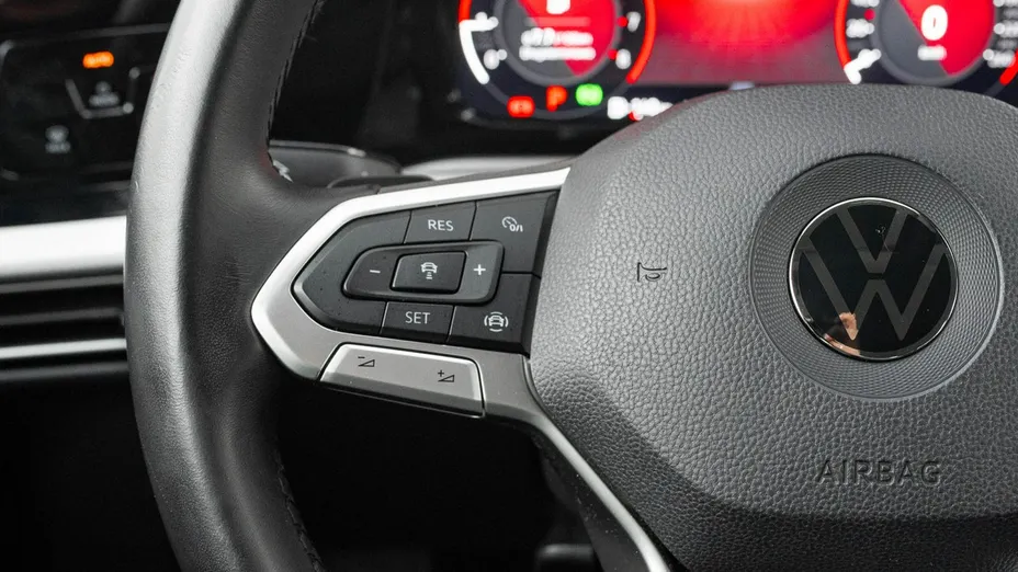VOLKSWAGEN Golf -