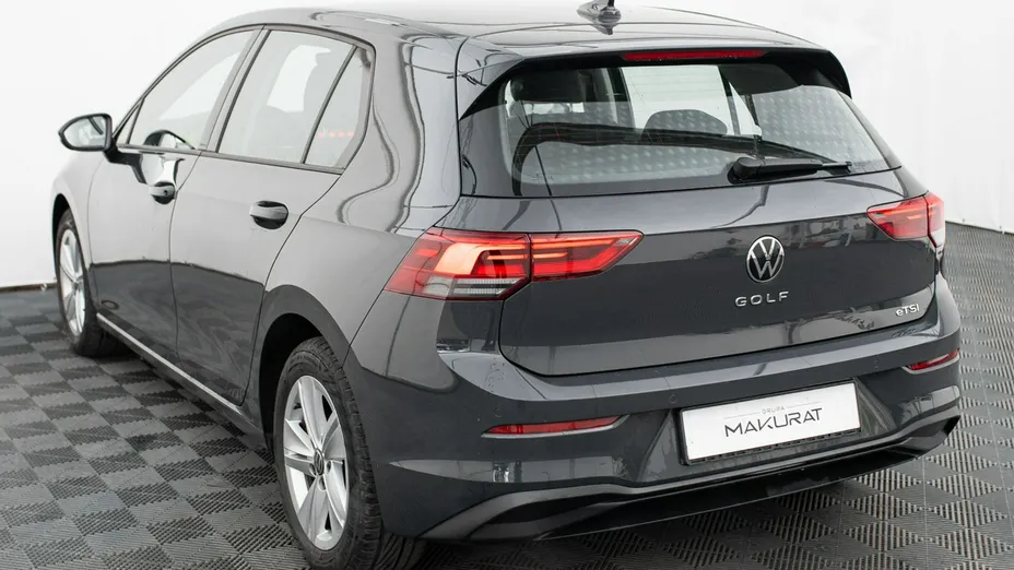 VOLKSWAGEN Golf -