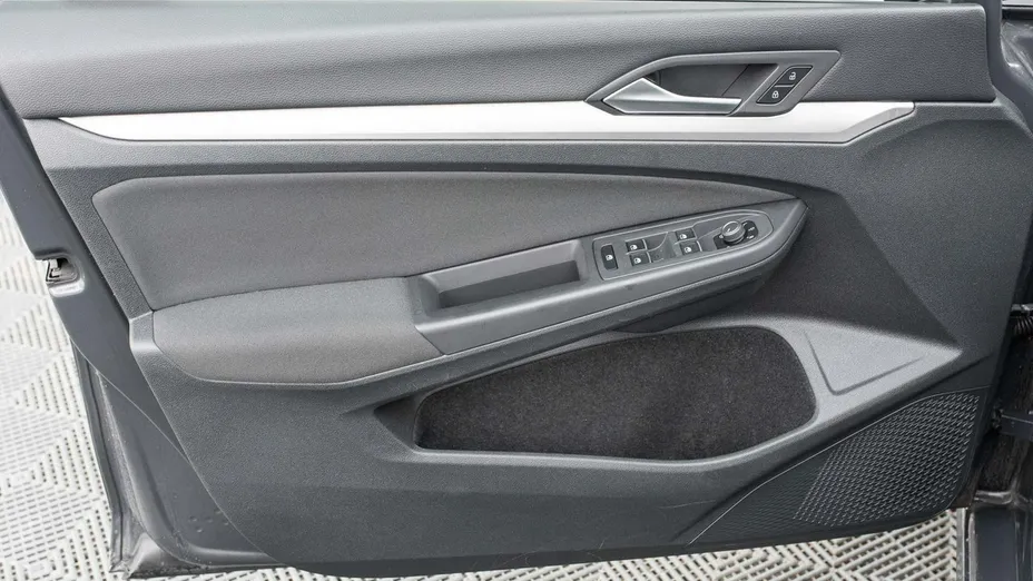 VOLKSWAGEN Golf -