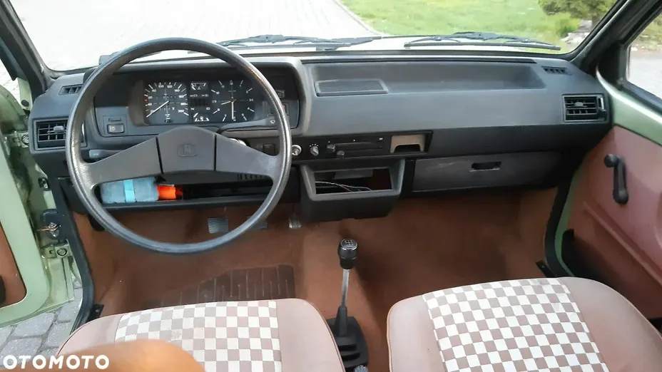 VOLKSWAGEN Polo -