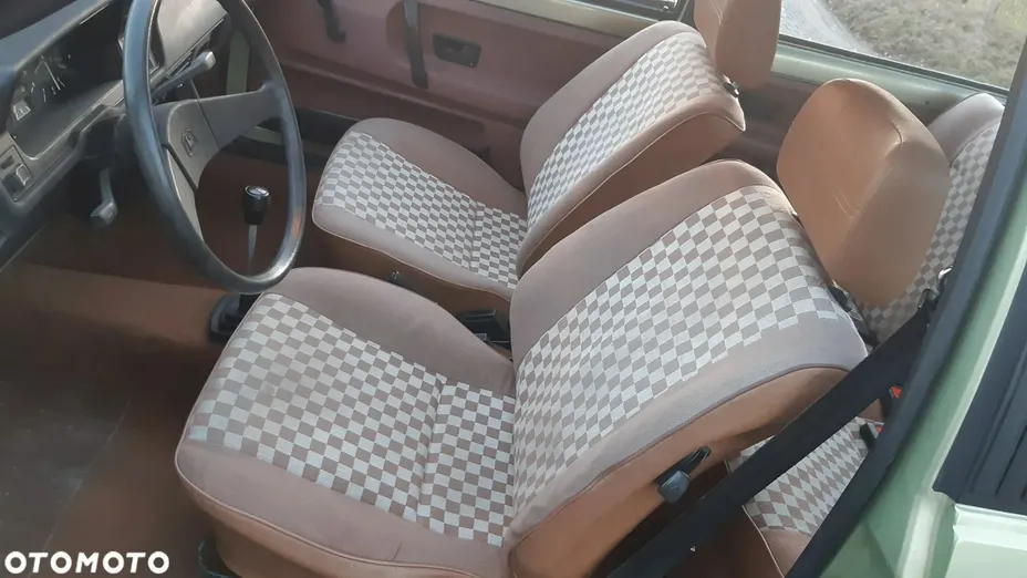 VOLKSWAGEN Polo -