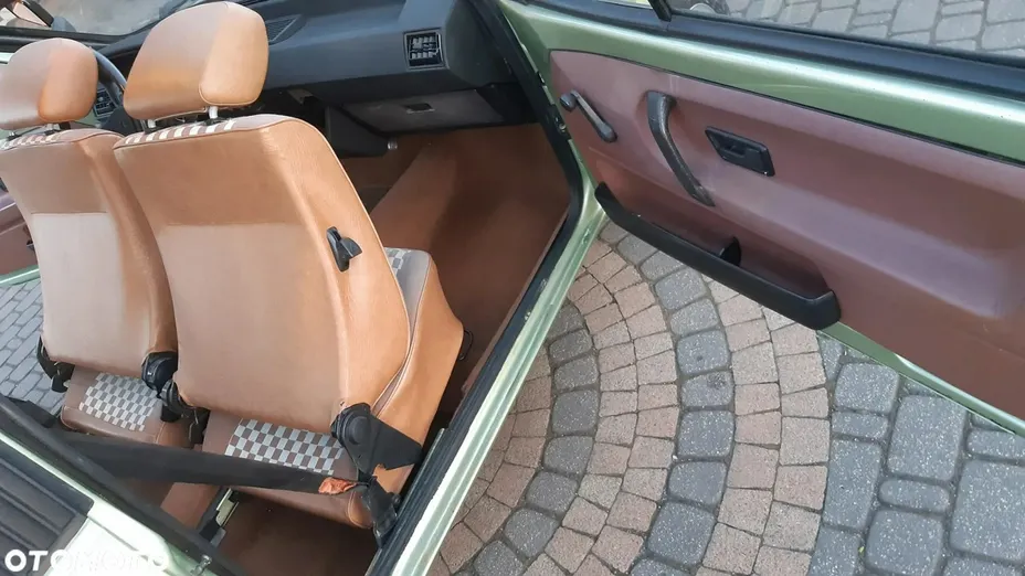 VOLKSWAGEN Polo -