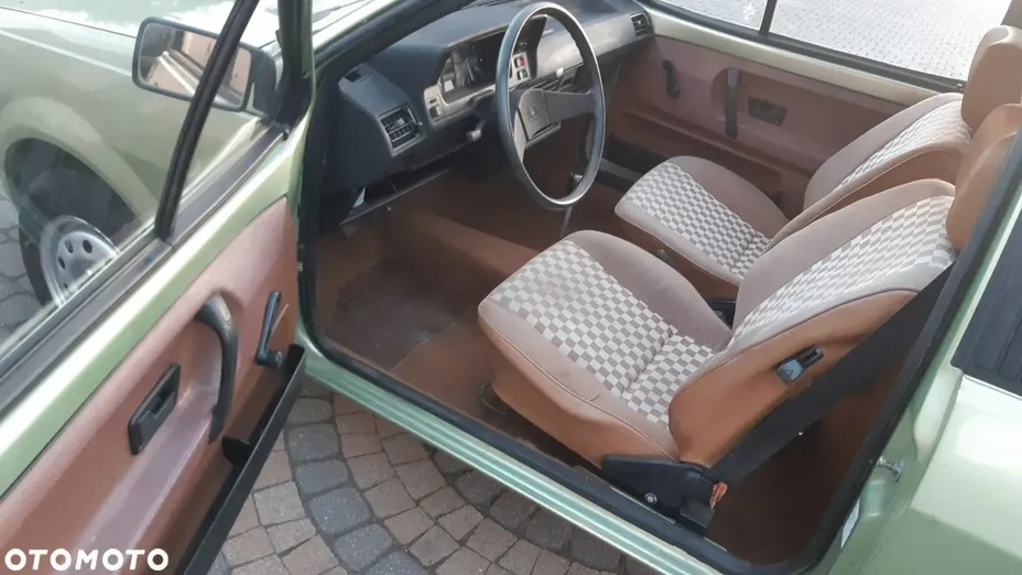 VOLKSWAGEN Polo -