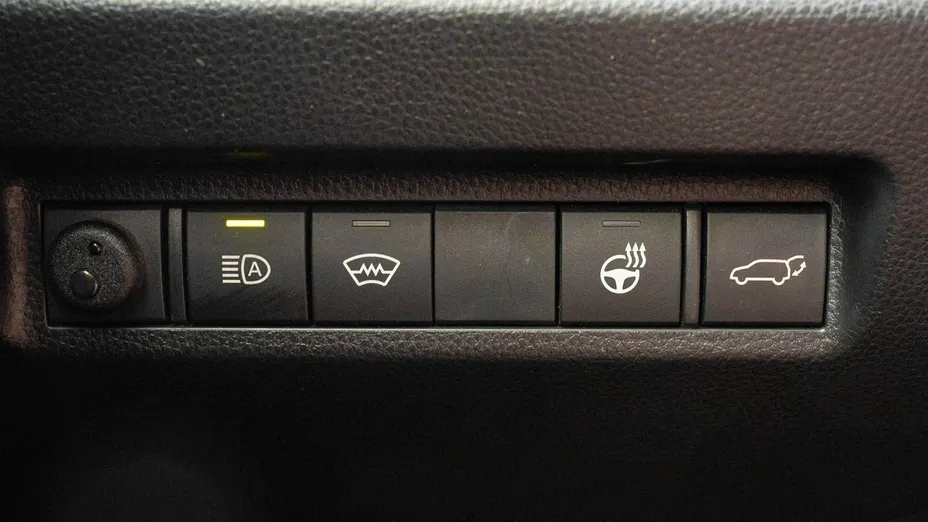 TOYOTA RAV4 -