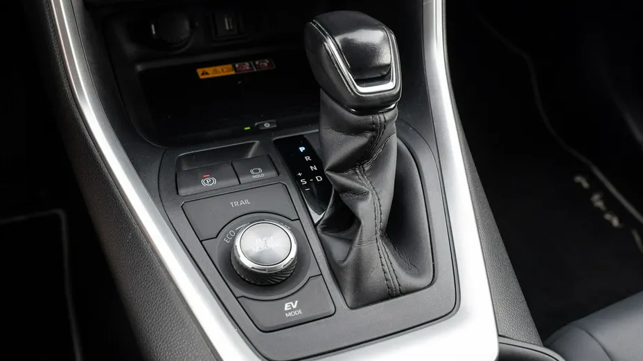 TOYOTA RAV4 -