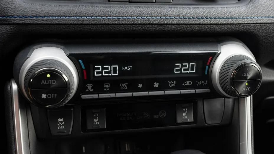 TOYOTA RAV4 -