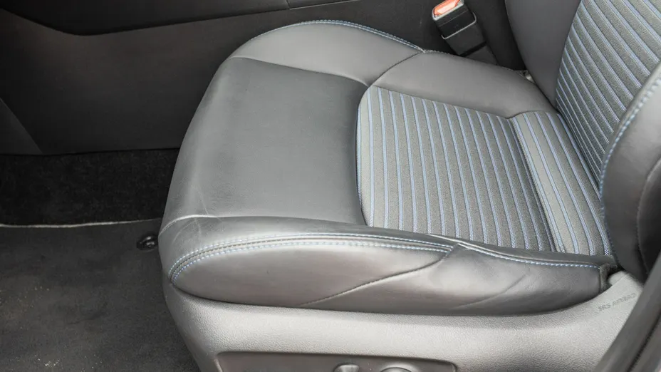 TOYOTA RAV4 -