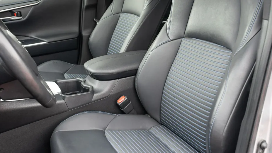 TOYOTA RAV4 -