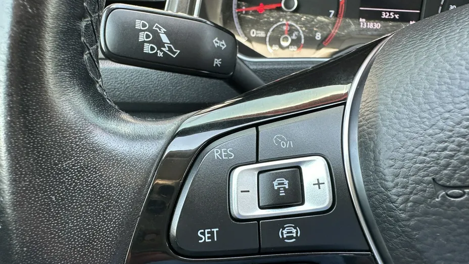 VOLKSWAGEN T-ROC -