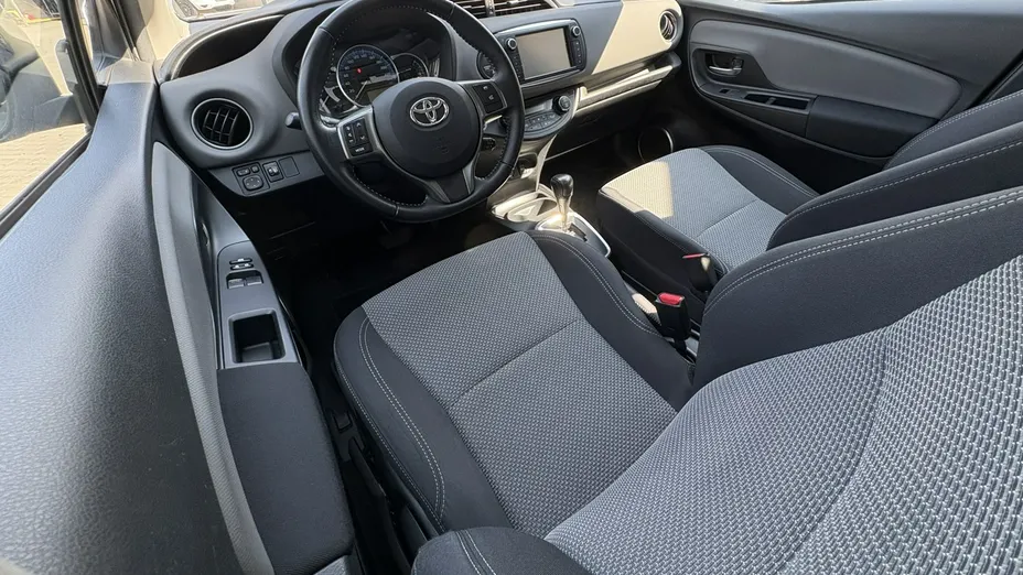TOYOTA Yaris -