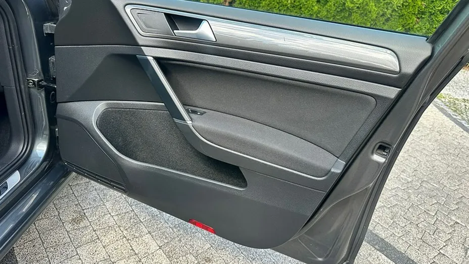 VOLKSWAGEN Golf -