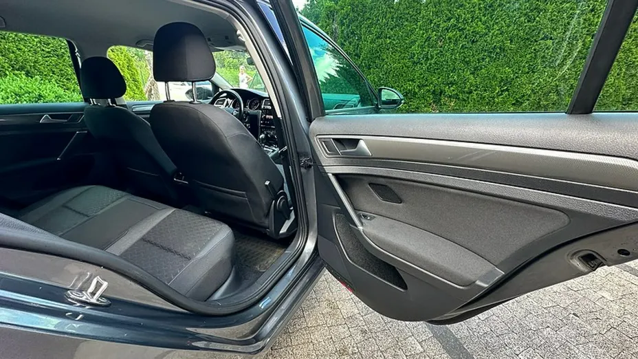 VOLKSWAGEN Golf -