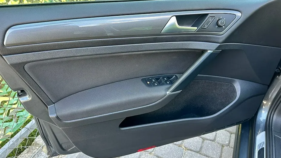 VOLKSWAGEN Golf -