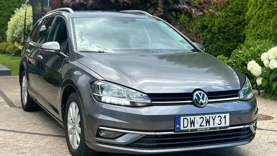 VOLKSWAGEN Golf -