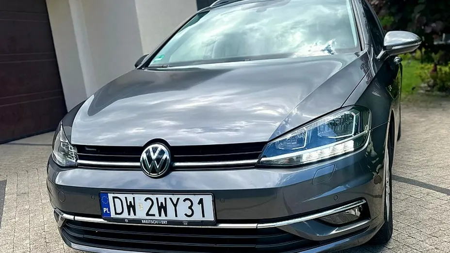 VOLKSWAGEN Golf -