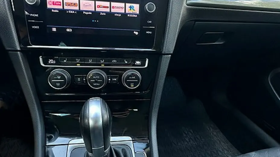 VOLKSWAGEN Golf -