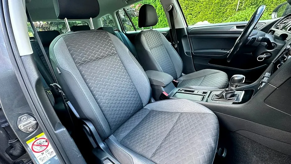 VOLKSWAGEN Golf -