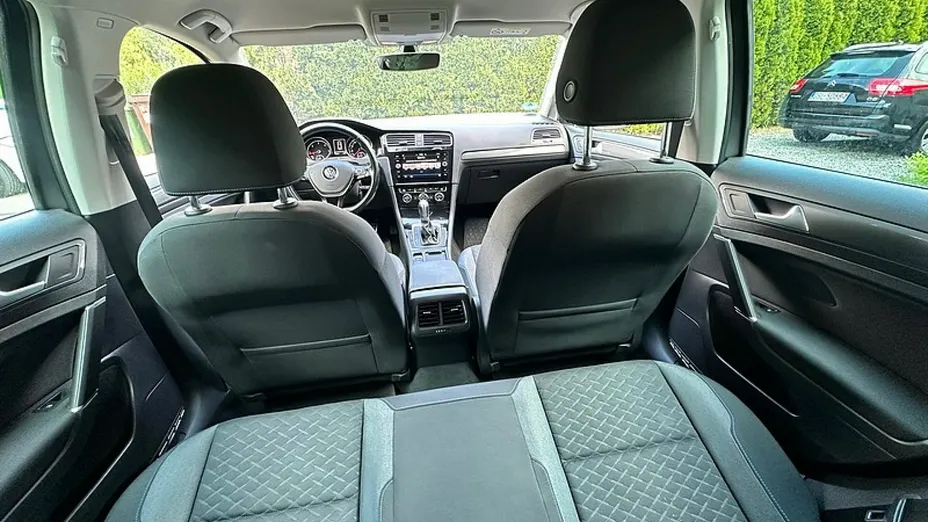 VOLKSWAGEN Golf -