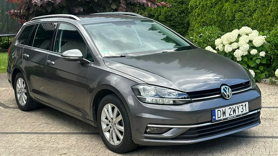 VOLKSWAGEN Golf -