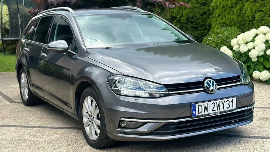 VOLKSWAGEN Golf -