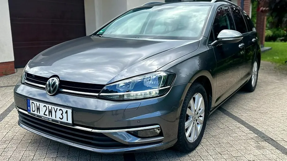 VOLKSWAGEN Golf -