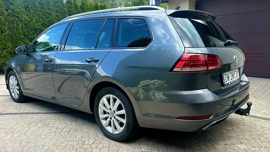 VOLKSWAGEN Golf -