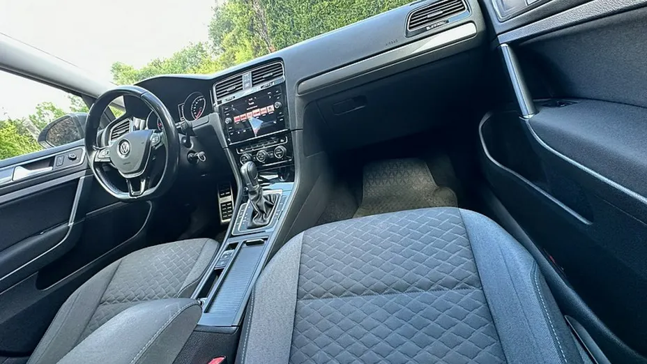 VOLKSWAGEN Golf -