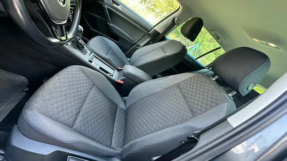 VOLKSWAGEN Golf -