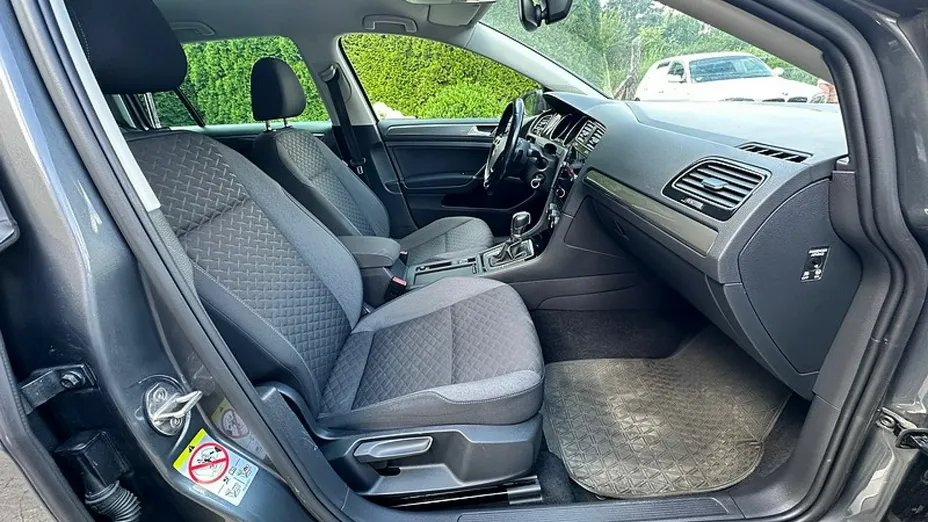 VOLKSWAGEN Golf -